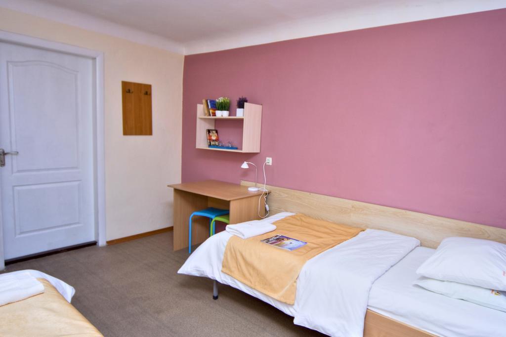 Hostel Podolski Plus Kiev Rum bild
